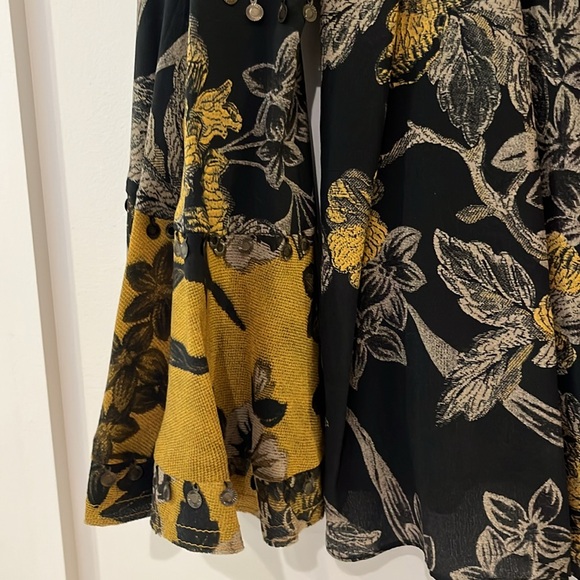 Designer silk print blouse - Picture 2 of 3